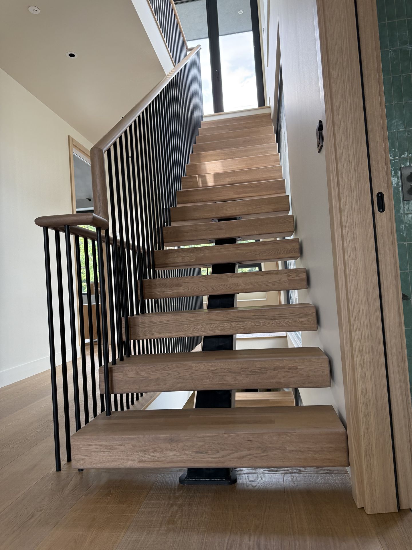 Open Riser vs. Closed Riser Staircases | OVOMS UK