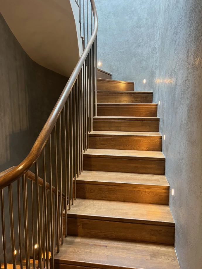 closed tread staircase 