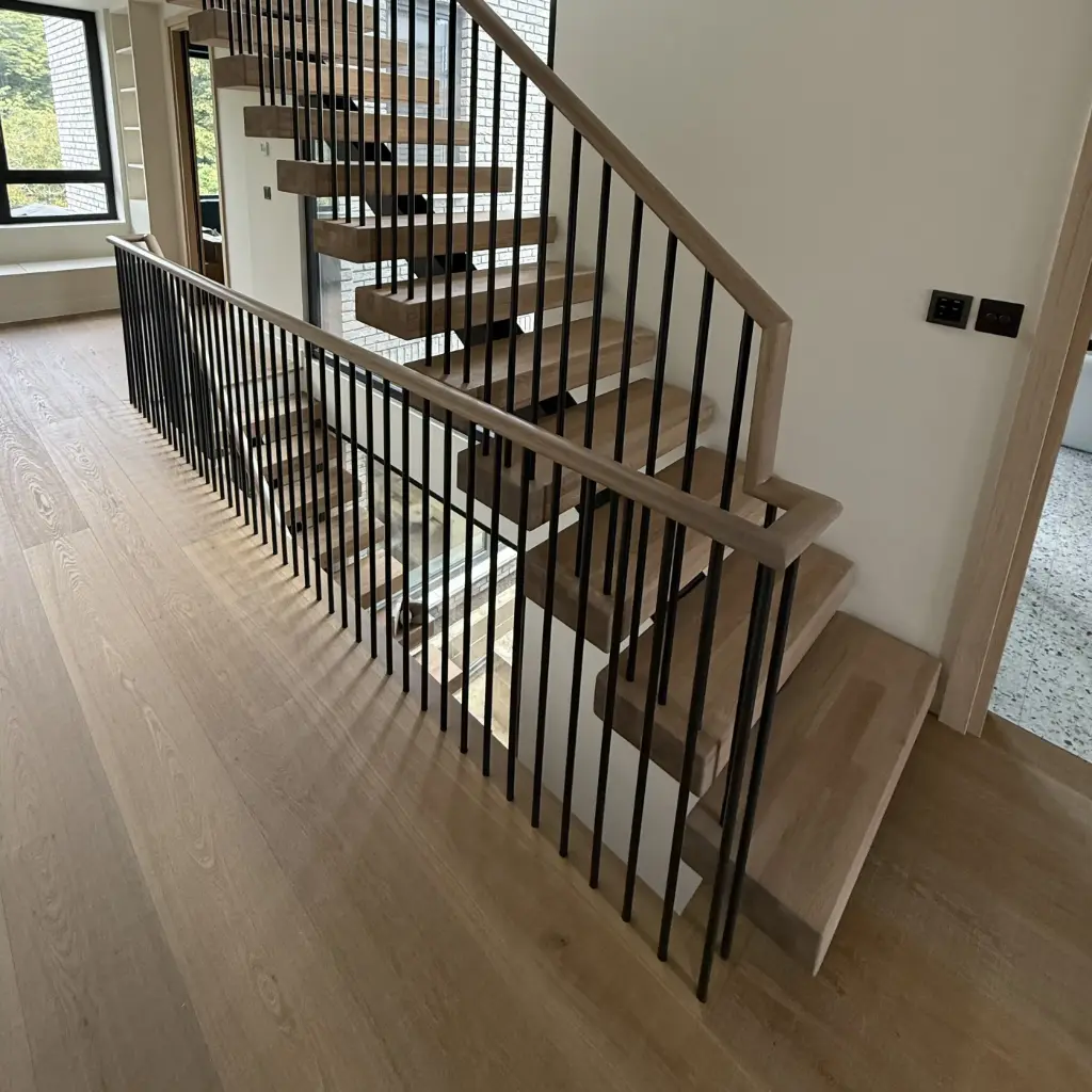 Central Spine Staircase (Straight Shape)