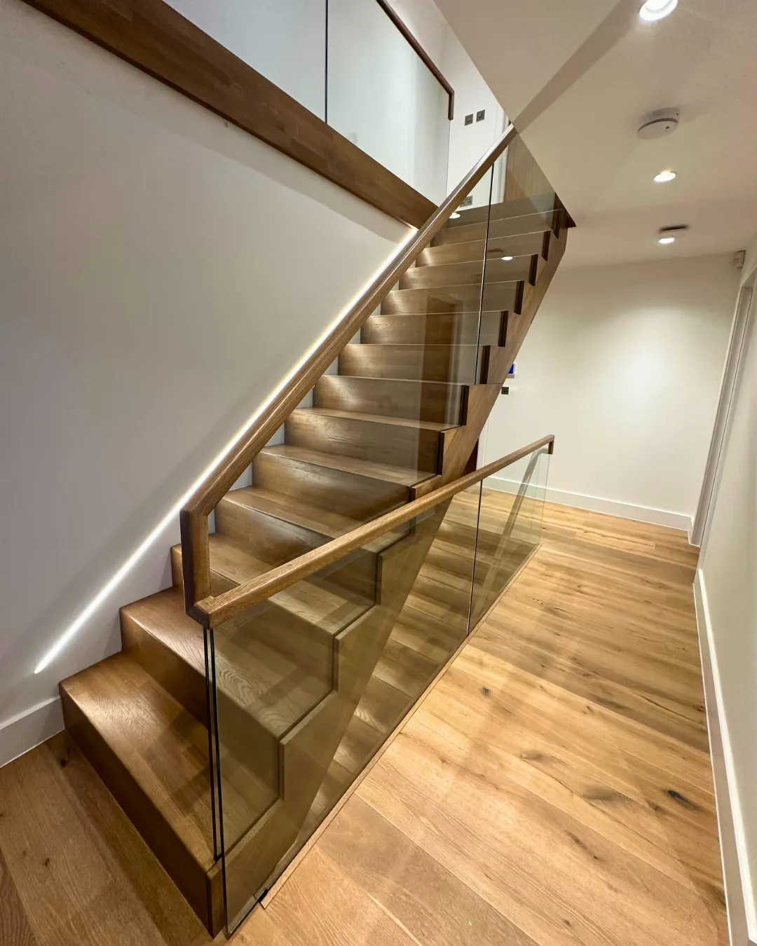 Closed Treads Staircase (Straight Shape)